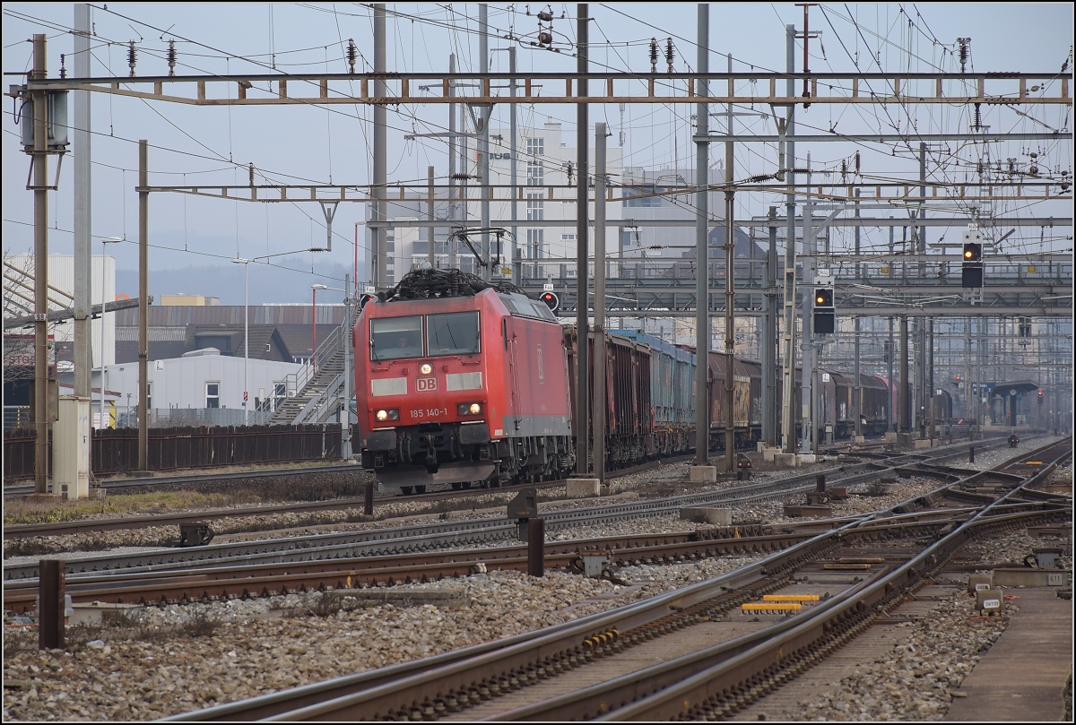 Bald wieder daheim ist 185 140-1. Die DB-Lok in Pratteln, Februar 2017.
