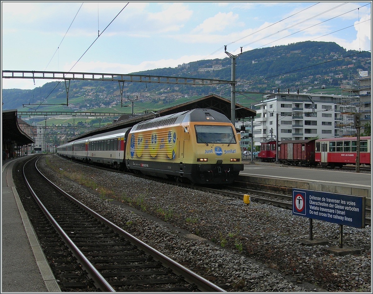 Bananenwagen kennt jeder zur Genüge, aber eine Bananenlok? Eh voilà: die SBB Re 460 028-2 wirbt prächtig bunt für Bananen- Chiquita Bananen. Hier macht die Re 460 028-2 mit dem IR 1729 von Genève Aéroport nach Brig einen kurzen Halt in Vevey.
Rechts im Bild sind CEV und MOB Rollmaterial zu erkennen. 
19. Juli 2015