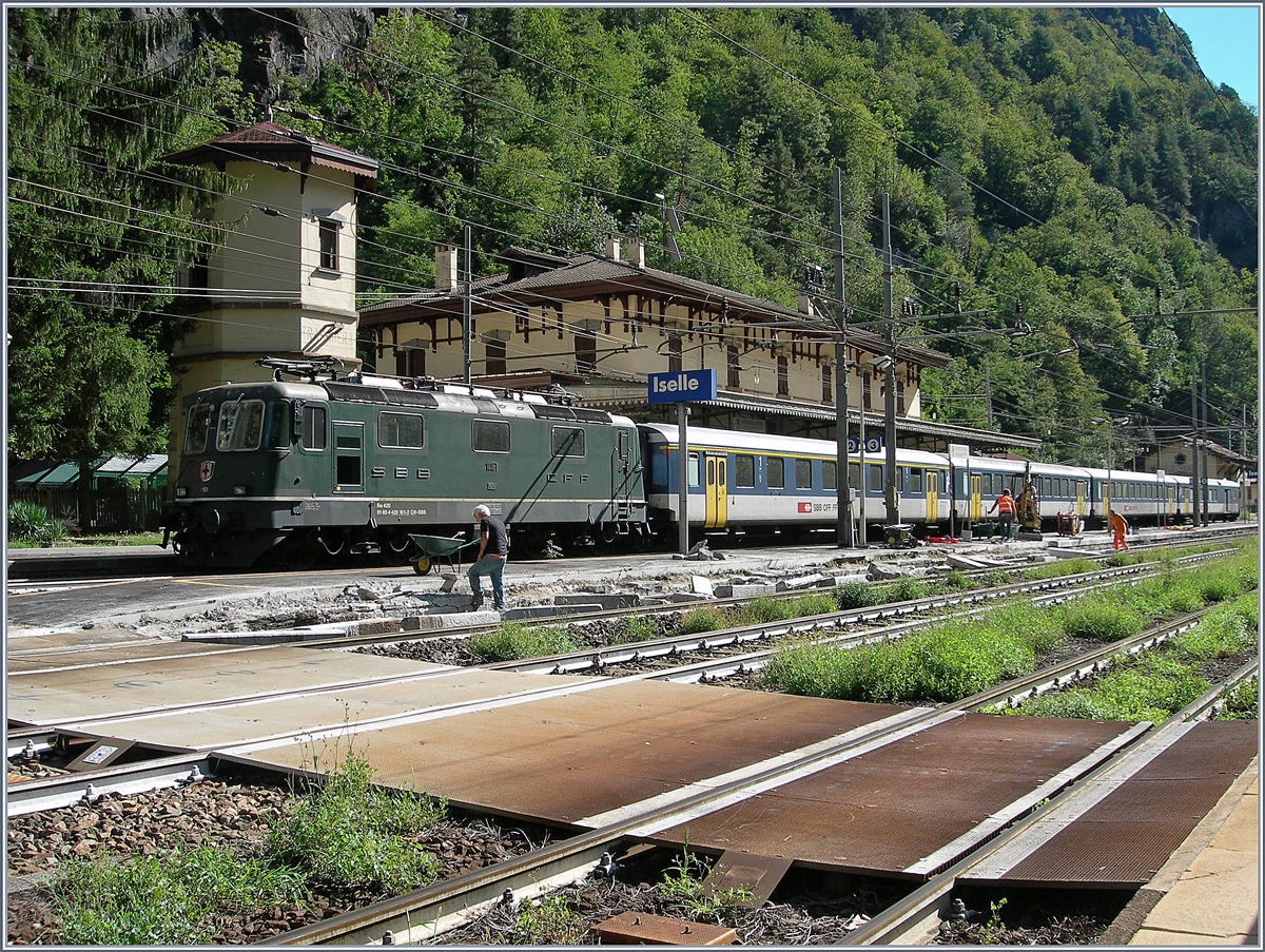 Baubedingte Simplonsperre. Im Stundentakt verkehren  Shuttle  Züge als IR Brig - Iselle- Brig, zwischen Iselle und Domodossola (sowie zwischen Brig und Milano!) besteht ein Busersatzverkehr. 
Ich hatte gelesen, dass in den Shuttlezügen BLS EW III eingesetzt werden würden, doch die grüne SBB Re 4/4 II 11161 mit den EW I machte auch (trotz Gegenlicht) ein gutes Bild. Der Zug besteht aus folgenden Reisezugwagen: A 50 85 18 35 028-1, B 5085 20 35 265-1, B 50 85 20 316-2 und dem BDt 50 85 82 33 923-2.

19. August 2020