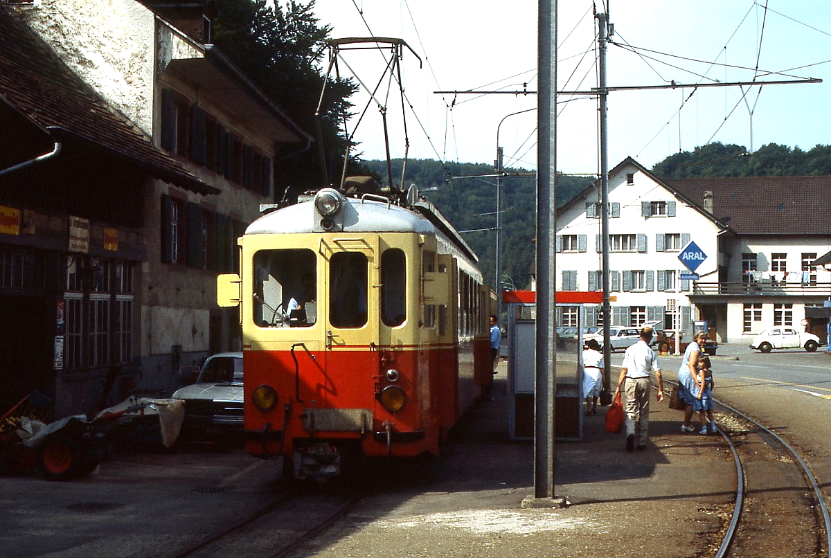 BDe 4/4 1 ist im Juli 1983 in Hölstein angekommen