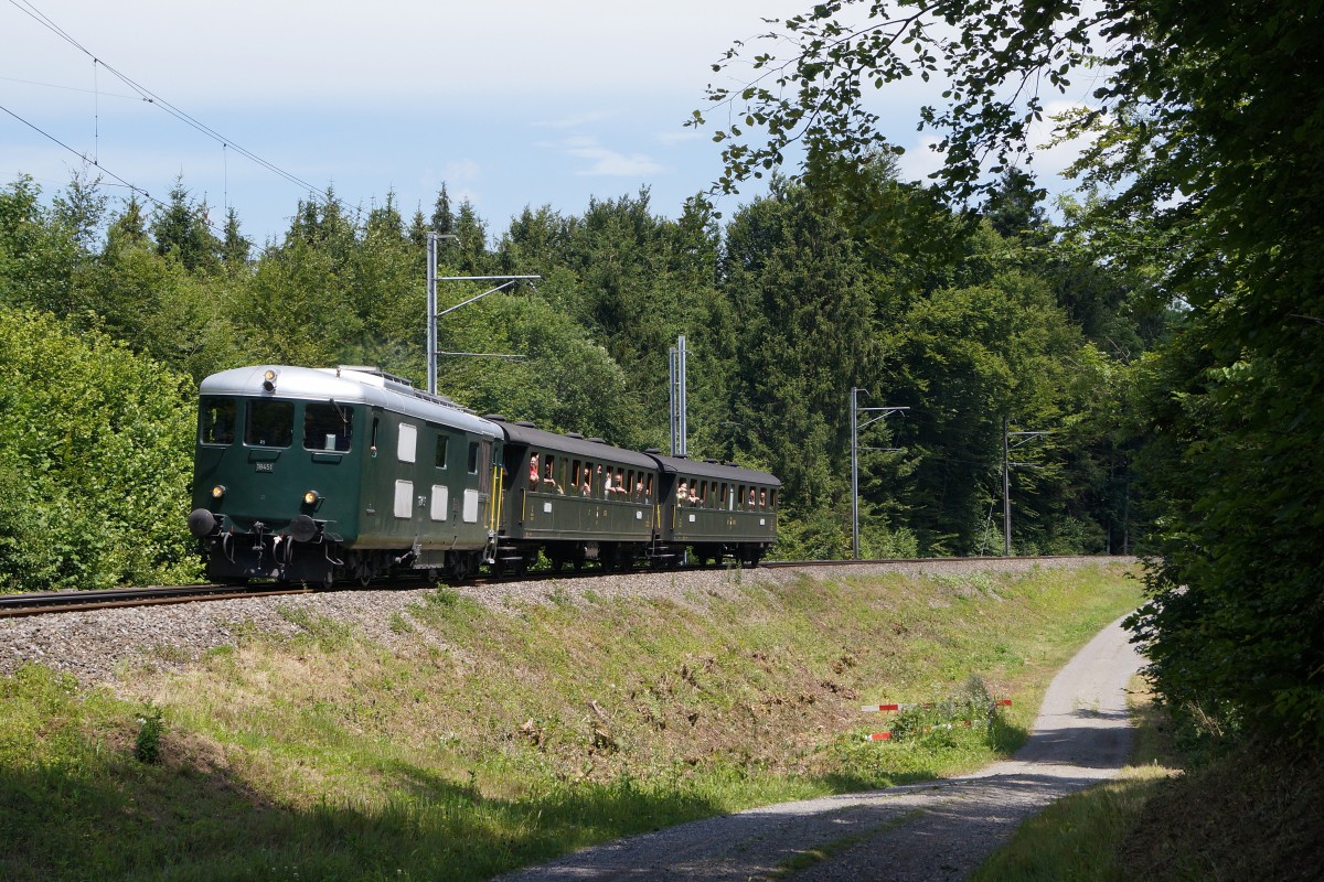 BDWM/DVZO/DBB/SBB: Ueber das Wochenende vom 26. bis 28. Juni 2015 verabschiedete sich die BDWM nach 140 Jahren vom Anschluss an das Europ�ische Normalspurnetz, weil durch die Aufhebung des G�terverkehrs auf normaler und schmaler Spur das Dreischienengeleise zwischen Wohlen und Bremgarten West nutzlos geworden ist. Mit dem WESCHTF�SCHT und vielen Sonderfahrten nahmen Sch�ler und eine grosse Anzahl Festbesucher Abschied vom Dreischienengeleise auf diesem reizenden Streckenabschnitt. Sonderzug von SBB HISTORIC mit der Bm 4/4 II 18451 auf der Fahrt nach Wohlen am 27. Juni 2015.
Foto: Walter Ruetsch  