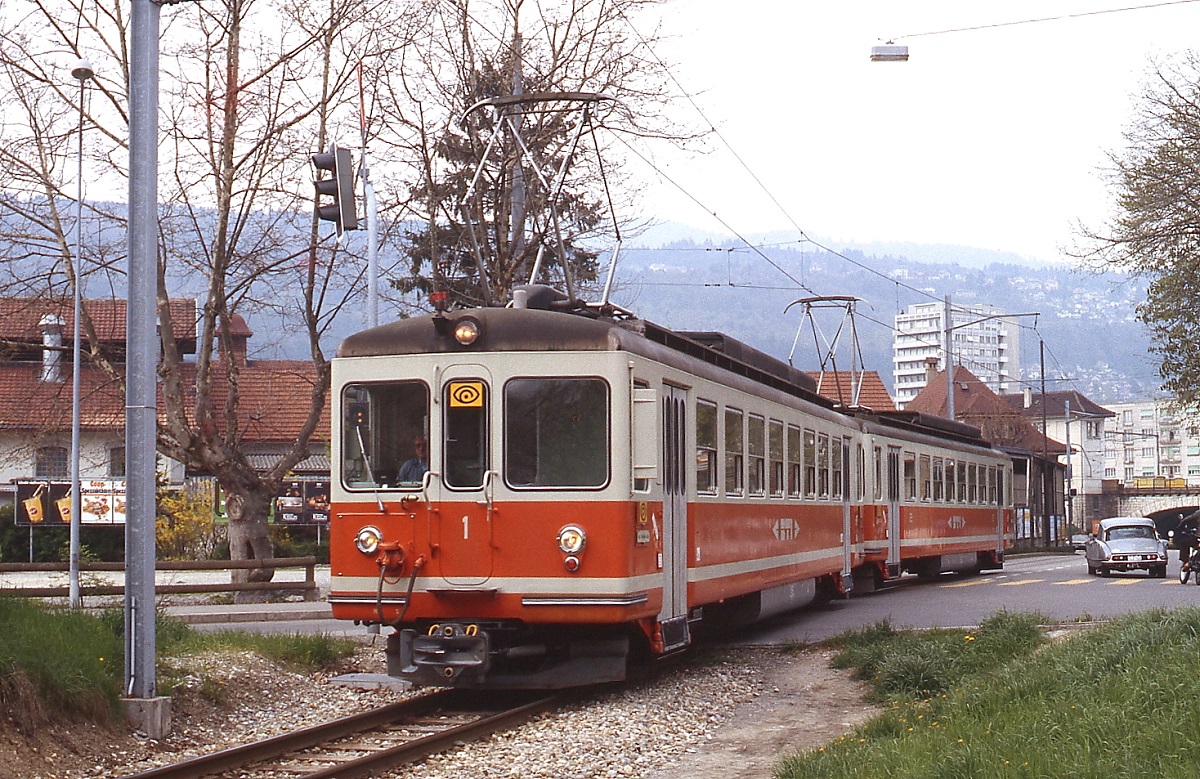 Be 4/4 1 und ein weiterer Be 4/4 der Biel-Täuffelen-Ins Bahn haben sich im Mai 1980 in Biel auf den Weg nach Ins gemacht