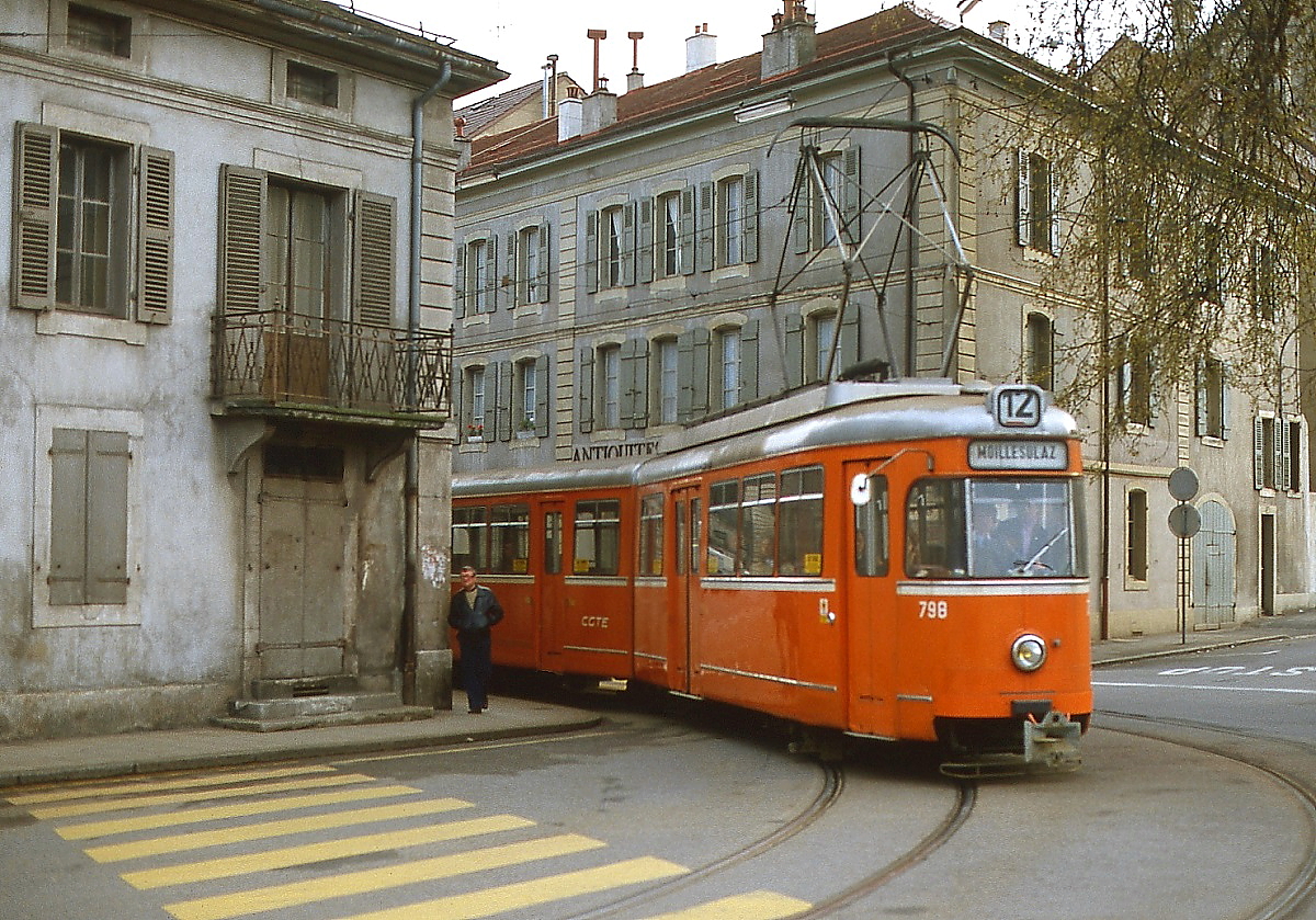 Be 4/6 798 der Straßenbahn Geneve/Genf ist im Mai 1980 auf der damals einzigen Straßenbahnlinie 12 unterwegs. 1958 wurde er von der Düsseldorfer Waggonfabrik an die Straßenbahn Mönchengladbach geliefert und dort als Nr. 34 in Dienst gestellt. 1968, kurz vor der Stillegung dieses Betriebes, wurde er nach Aachen verkauft und erhielt hier die Nr. 1104. Nachdem auch der dortige Straßenbahnbetrieb eingestellt wurde, gelangte er 1974 nach Genf, dieser Betrieb verkaufte ihn 1987 an die Straßenbahn Lille in Frankreich, dort war er noch bis 1994 mit der Nr. 303 im Einsatz.