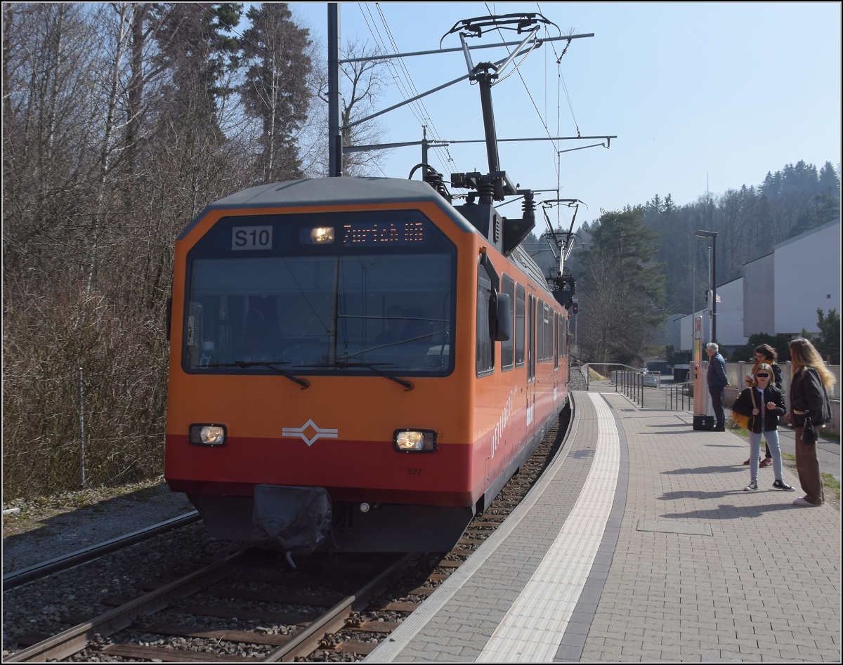 Be 556 522, ein Tiefeinstiegswagen und ein nicht bekannter Be 556, hinten Be 556 527 in Uitikon-Waldegg. März 2022.