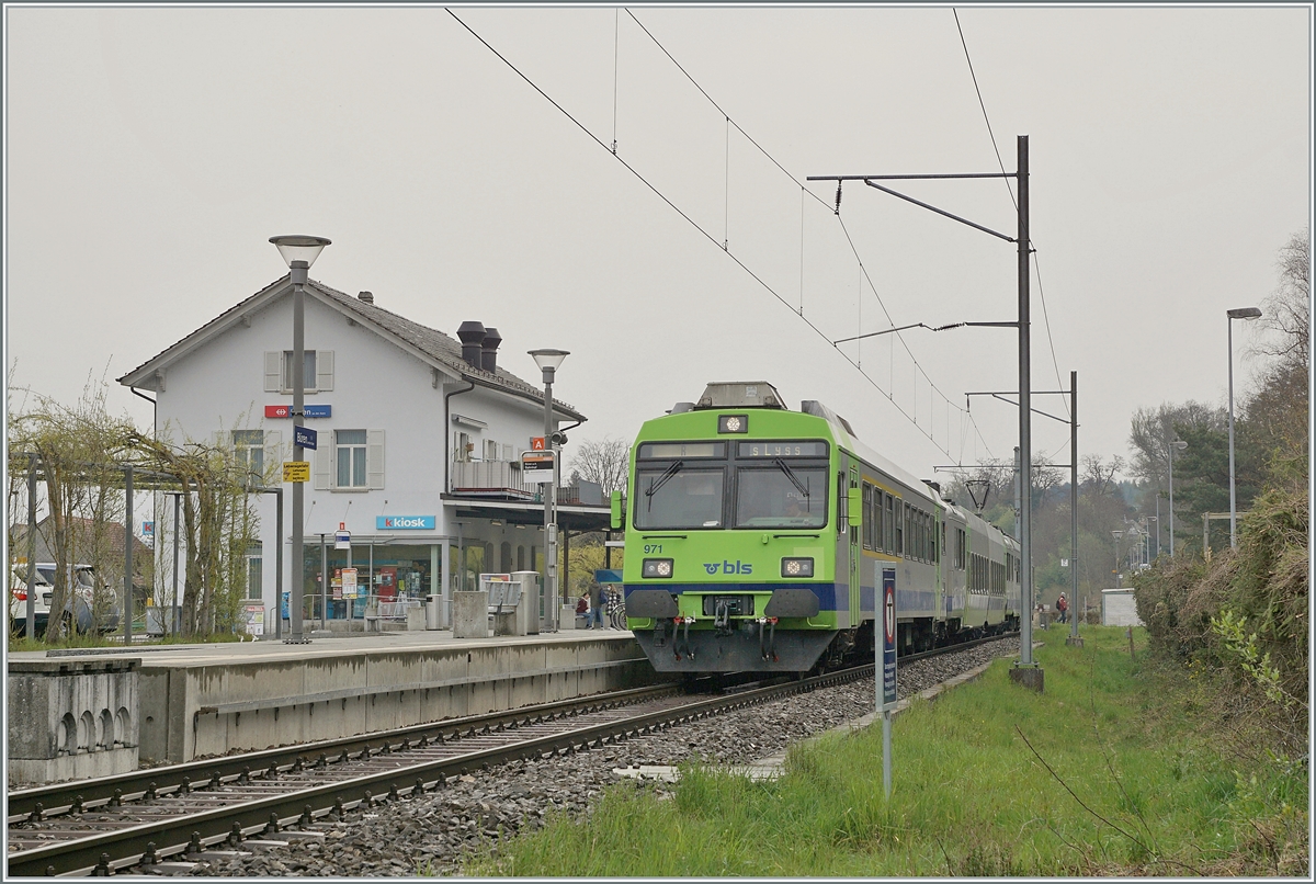 Bei diesem Bild stehe ich in etwa an der selben Stelle wie der Fotograf am Oktober 1944. Im Bild der BLS Regionalzug 6562 bestehend aus dem ABt 971 (50 85 0835 971-1 CH-BLS) einem  Jumbo -Mittelwagen und dem RBDe 565 731.

Büren an der Aare ist nun Zugausgangsstation mutiert, die Strecken nach Solothurn ist stillgelegt und die weither hin im Besitz der SBB stehende Strecken wird von BLS Zügen bedient, im Stundentakt, morgens und abends sogar im Halbstundentakt.
Auf die Tatsache, dass sich sonst so einiges verändert hat, muss ich wohl nicht im Detail hinweisen. 

18. April 2021