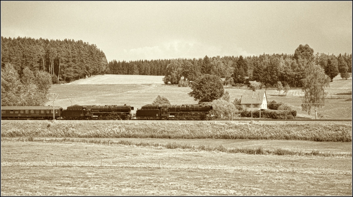 Bei diesem Motiv konnte ich nicht widerstehen, eine aufgeräumte Landschaft wie zu Großmutterns Zeiten... 01 202 und 001 150-2. Stockburg, August 2015. 

Vergleiche http://www.bahnbilder.de/bild/Deutschland~Galerien~Experimente+-+Anders+gesehen/887243/bei-diesem-motiv-konnte-ich-nicht.html ohne Körnung