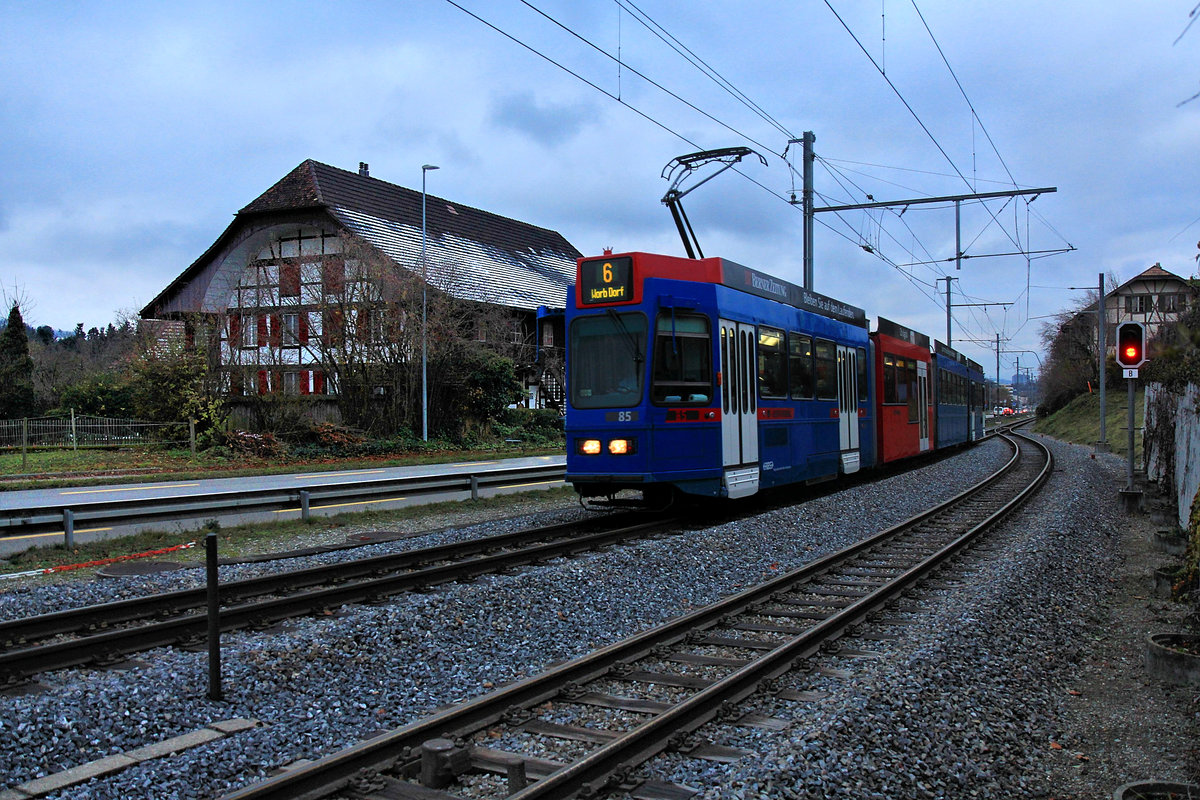Bei einbrechender Dunkelheit fährt RBS Be4/10 85 auf der Tramlinie 6 in die Station Rüfenacht ein, im Aufstieg aus Gümligen auf die Anhöhe von Langenloh. 2.Dezember 2020  