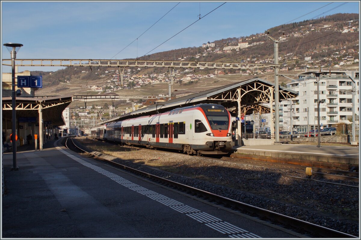 Bei einem tiefen Wintersonnenstand verlassen zwei SBB RABe 523 Flirt Triebzüge als R3 den Bahnhof von Vevey in Richtung St-Maurice.

27. Dez. 2023