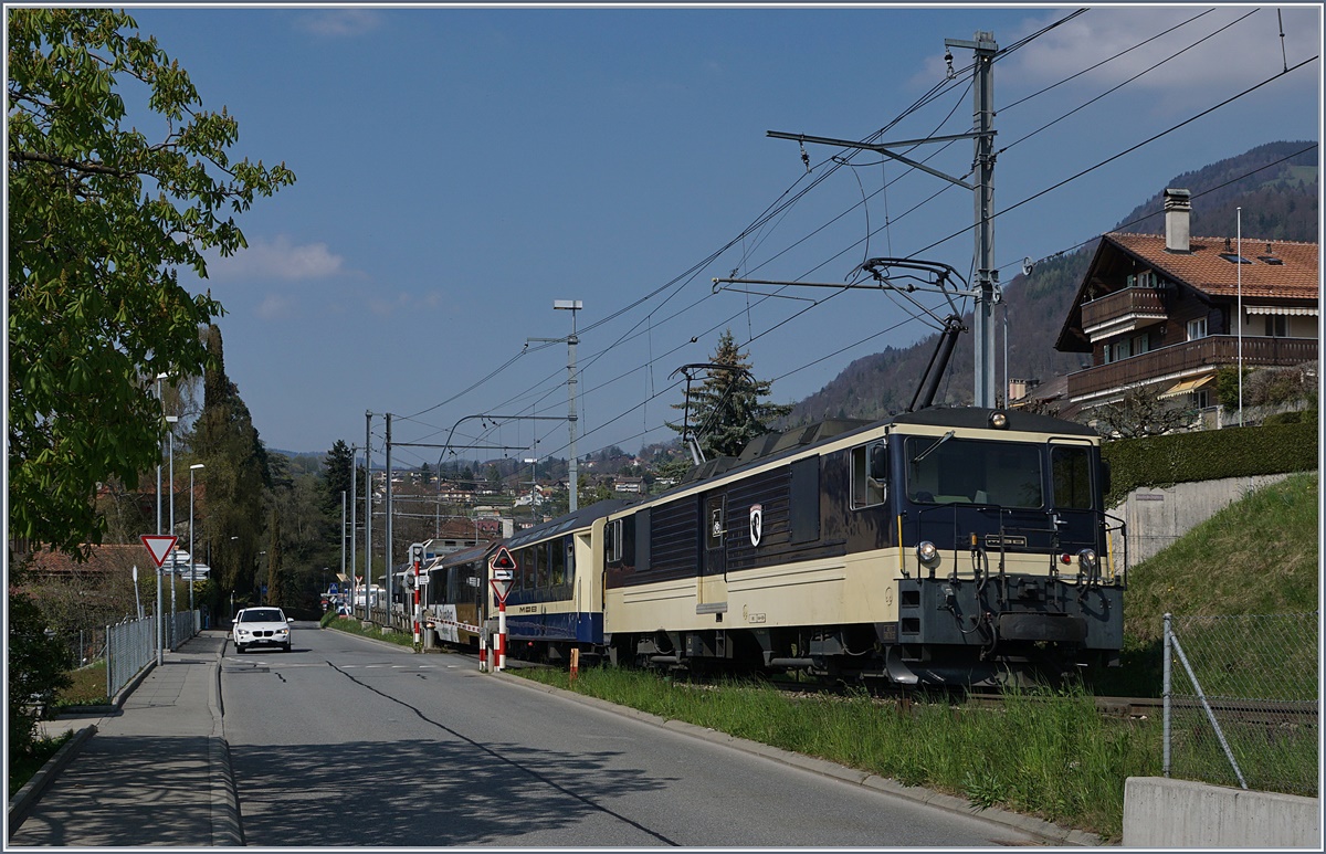 Bei Fontanivent zieht eine MOB GDe 4/4 einen Panoramic Zug Richtung Zweisimmen, der an erste Stelle den zum 40 Panoram-Zug in die Ursprungsfarbgebung zurückversetzten Erste-Klasse Panorama-Wagen führt.
3. April 2017