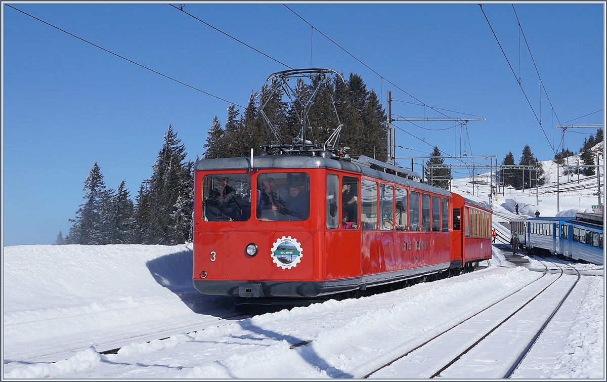 Bei herrlichem Winterwetter wartet der RB BDhe 2/4 N° 3 in Rigi Staffel auf die Weiterfahrt zur Gipfelstation.
Auch dieser Triebwagen wurde von SLM und BBC gebaut und 1937 in Dienst gestellt.
24. Februar 2018
