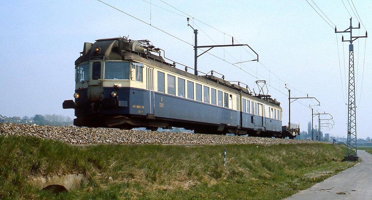 Bei Kerzers ist der ABDZe 4/6 736 der BLS im Mai 1981 unterwegs