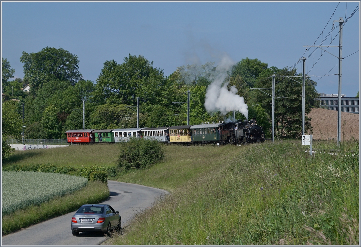 Bei Kilometer 3.1, kurz nach Château d'Hauteville dampfen die beiden HG 3/4 N° 3 und N° 4 mit einer bunten Wagengarnitur Richtung Chamby.
20. Mai 2018
