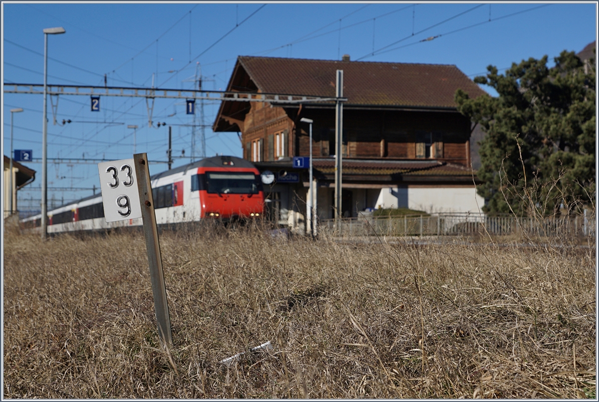 Bei Kilometer 33.9 der Simplonstrecke liegt der Bahnhof von Roches VD, der einerseits durch sein hübsches Empfangsgebäude im Châlet-Stil auffällt, andererseits durch die sehr Zugshalte (nur sechs pro Tag!) etwas aus dem Rahmen fällt. 

17. Feb. 2019
