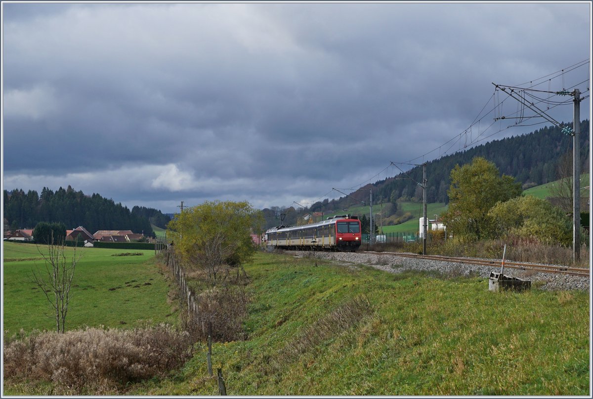 Bei Les Verrières de Joux nähert sich der RE 18121 die französisch / schweizerische Grenze. 

5. Nov. 2019