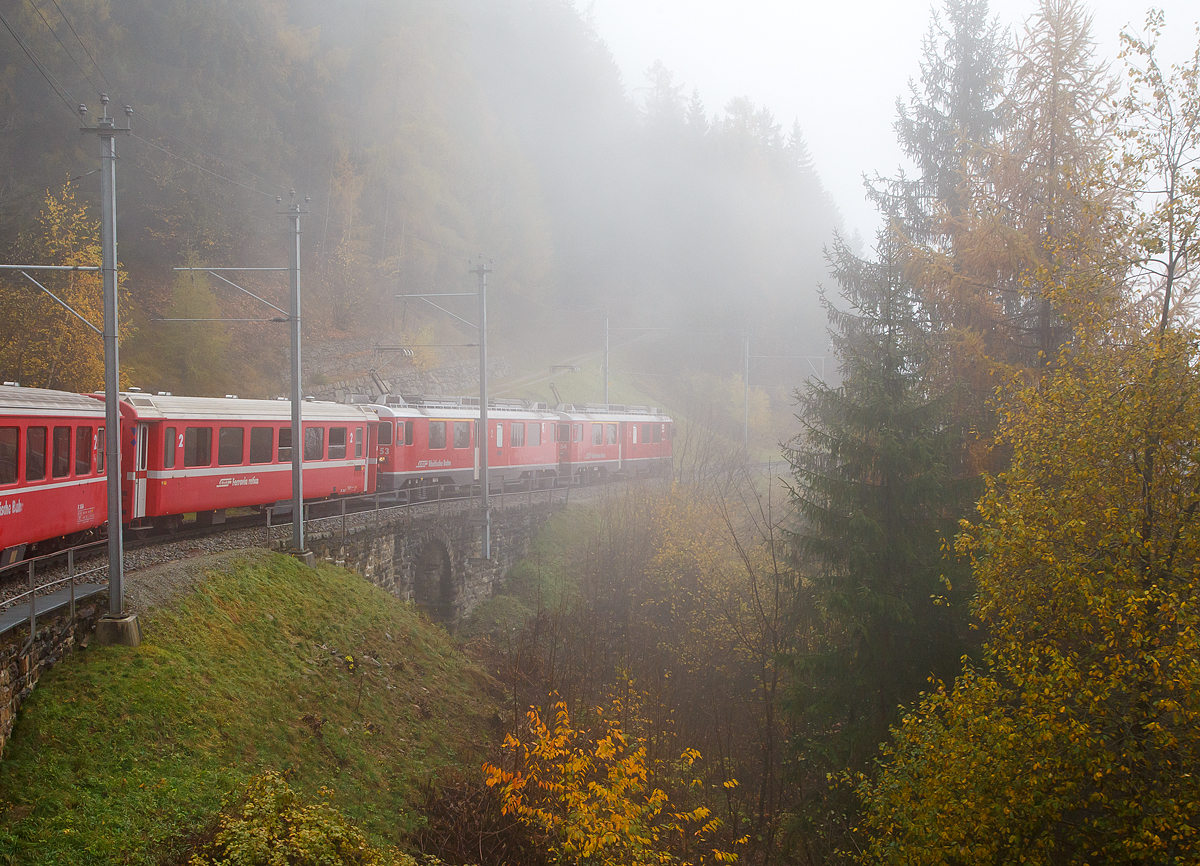 Bei Nebel.....
Geführt von den beiden RhB ABe 4/4 III Triebwagen Nr. 54  Hakone  und 53  Tirano  fährt am 02.11.2019 unser RhB Regionalzug nach Tirano nun von Cavaglia weiter hinab in Richtung Poschiavo.