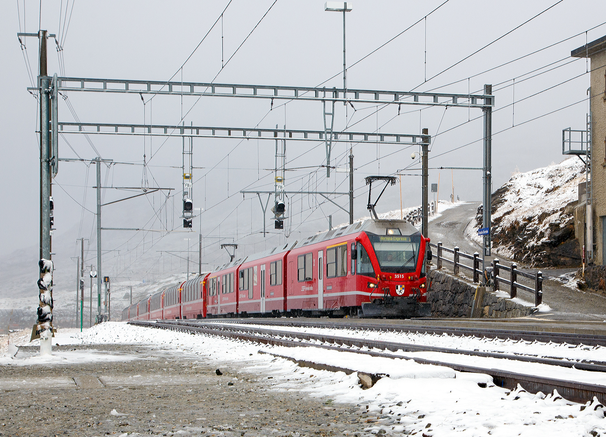 
Bei Nebel....
Geführt von dem ALLEGRA-Zweispannungstriebzug RhB ABe 8/12 - 3515  Alois Carigiet  erreicht der Bernina Express am 02.11.2019 bald den höchsten Punkt der Strecke, die Station Ospizio Bernina (Bernina Hospiz) und fährt ohne Halt durch. 

Ob die Reisenden wissen was ihnen hier oben entgeht?