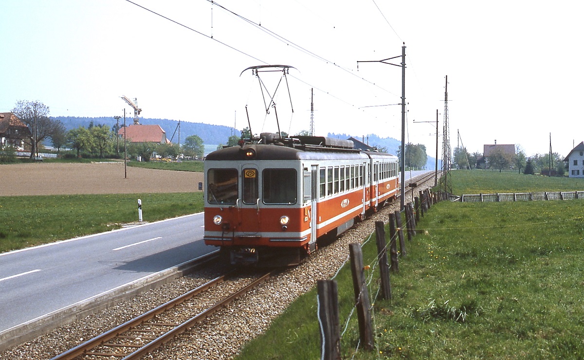 Bei Täuffelen ist ein Be 4/4 der Biel-Täuffelen-Ins Bahn mit Steuerwagen im Mai 1980 unterwegs