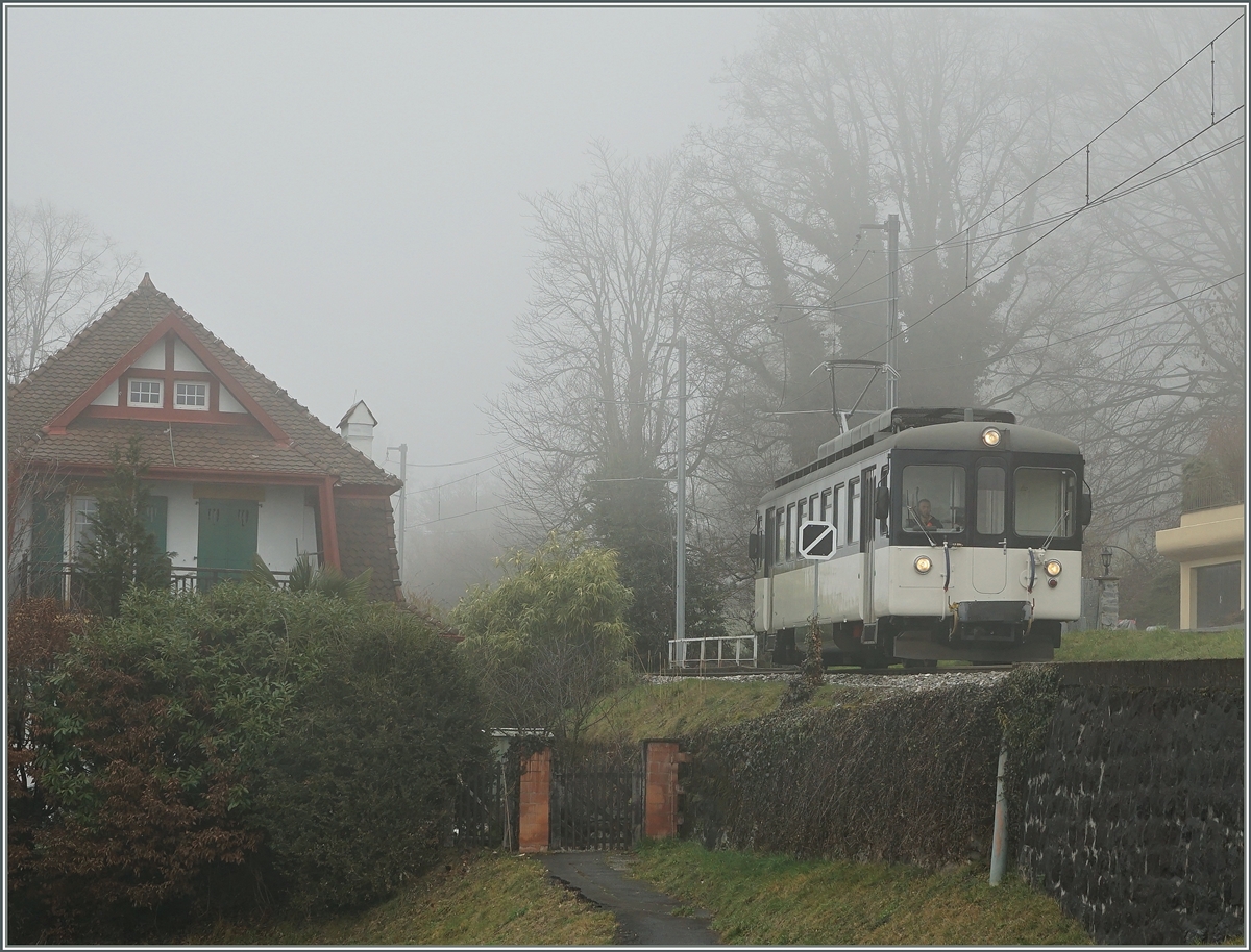 Bei ungewöhnlich dichtem Nebel an der Riviera erreicht das Bipperlisi, heute MOB Be 4/4 1006 den Halt Planchamp.
5. Feb. 2016