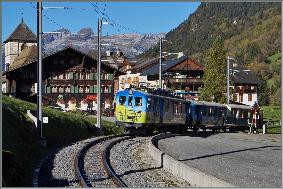 Bei Vers L'Eglise ist der ASD ABDe 4/4 N° 2 mit einem Extrazug auf der Fahrt nach Les Diablerets.

18. Okt. 2014