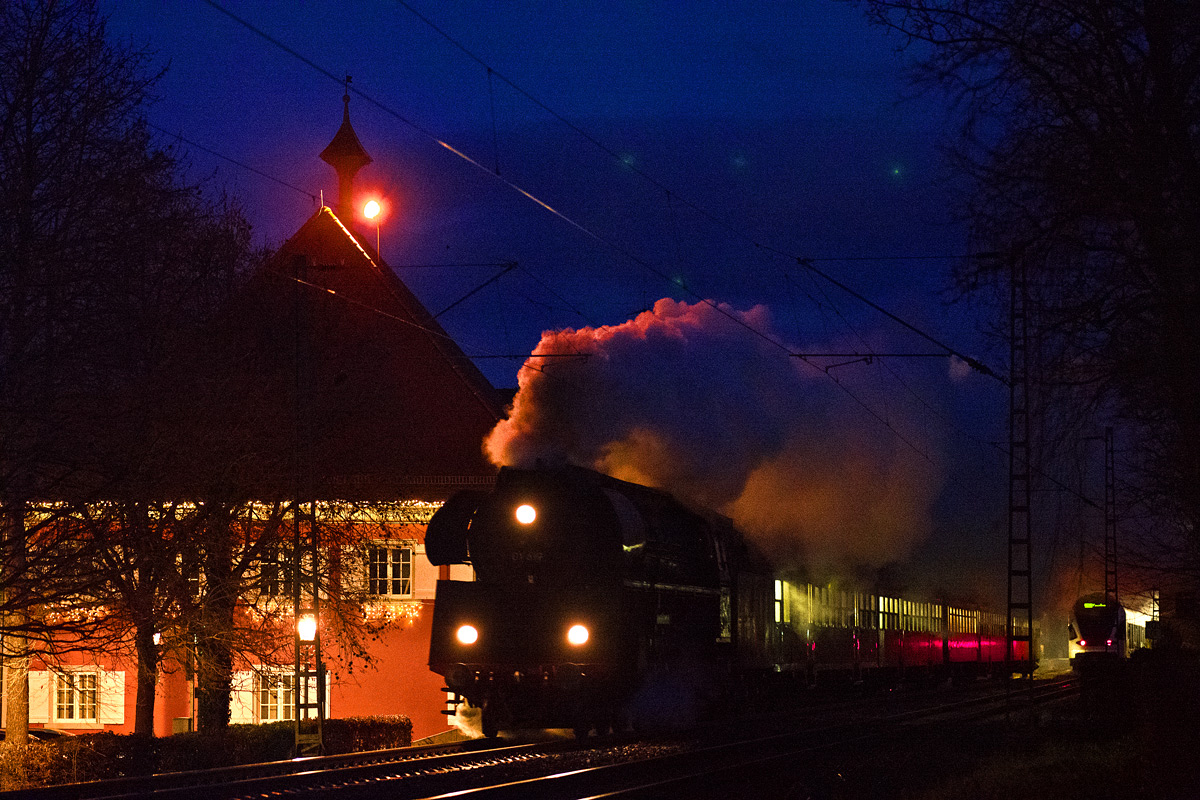 Bei v�lliger Dunkelheit dampft die 01 519 mit dem Adventszug aus Konstanz vor der Kulisse Allensbachs vor�ber.Bild 16.12.2017