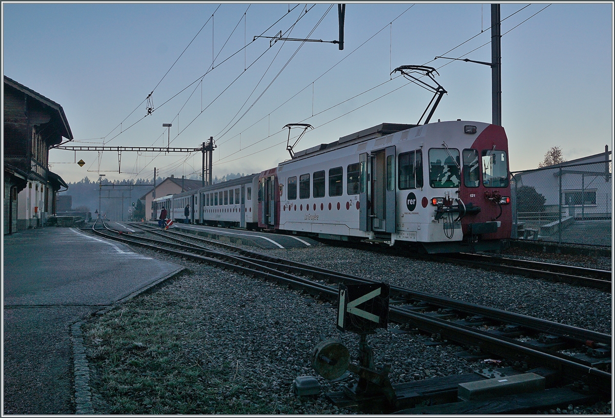 Bereits bei der Rückfahrt des Zugs als S 60 14955 hat sich der Nebel in Broc Village verzogen. Der Zug ist wie folgt formiert: (von hinten nach vorne) TPF Be 4/4 121, B 207, B209 und ABt 221.

26. Nov. 2020
