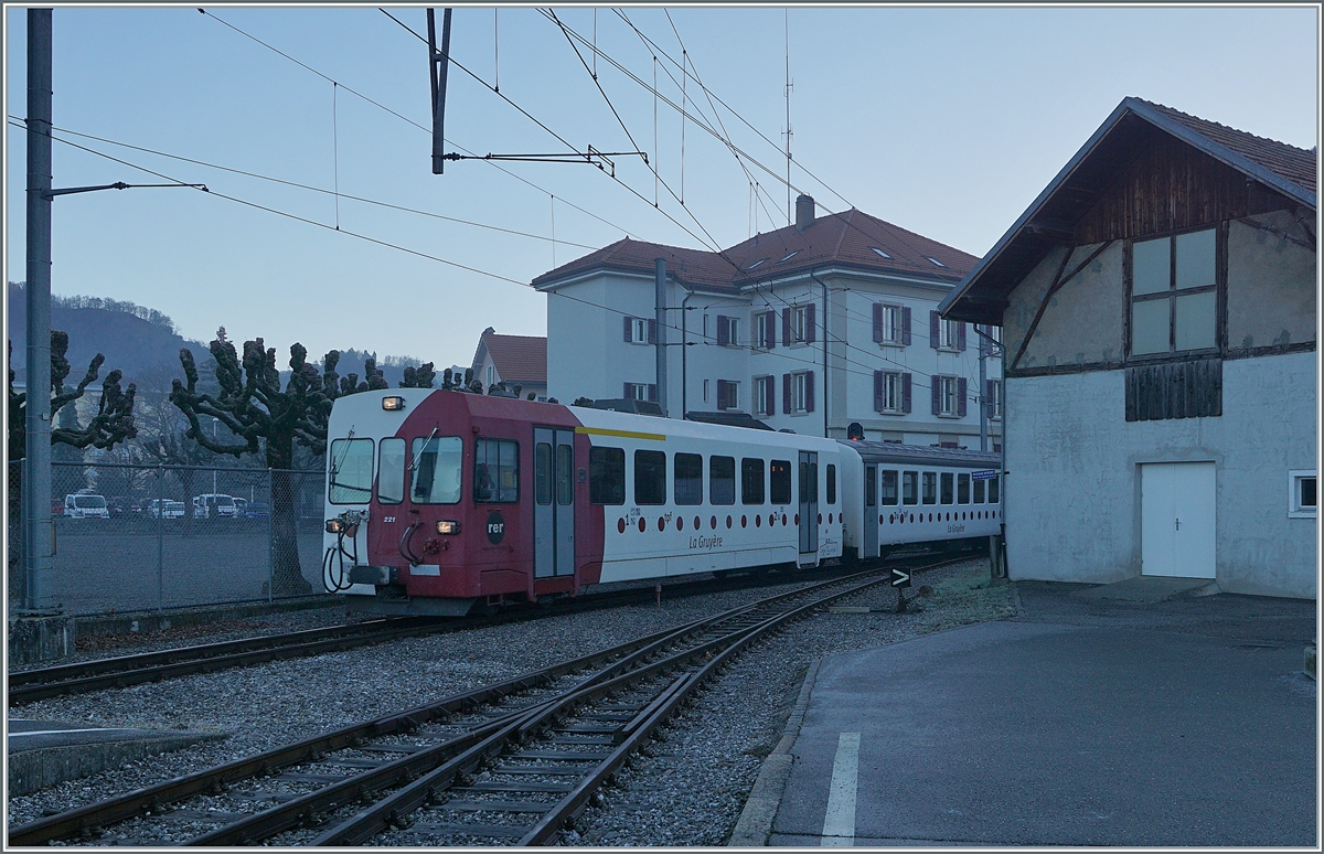 Bereits bei der Rückfahrt des Zugs als S 60 14955 hat sich der Nebel in Broc Village verzogen. Der Zug ist wie folgt formiert: (von hinten nach vorne) TPF Be 4/4 121, B 207, B209 und ABt 221. 

26. Nov. 2020