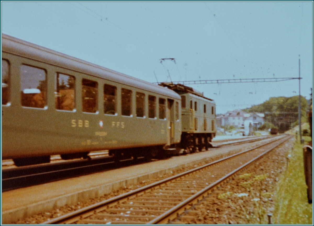 Bereits im Sommer 1981 war abzusehen, dass der Fahrzeugbestand für den Taktfahrplan 1982 äusserst knapp war. Folglich musste auch auf ältere Triebfahrzeuge zurückgegriffen werden. Die Ae 3/5 Gotthard Auto-Tunnel-Loks waren sein der Eröffnung des Strassentunnel 1980 entbehrlich und so suchte die SBB für die alten Loks ein neues Einsatzgebiet. Bei Probefahrten auf der Strecke Lyss - Solothurn - Herzogenbuchsee zeigte sich jedoch, dass die kleinen Loks die Fahrzeiten nicht einhalten konnten. Schliesslich fanden sie ihren Platz im Raum Wohlen - Lenzburg. 

Das Bild zeigt eine Ae 3/5 mit einem Personenzug Lyss - Herzogenbuchsee bei Halt in Büren an der Aare. 

Analog Bild (110 Film) vom Sommer 1981