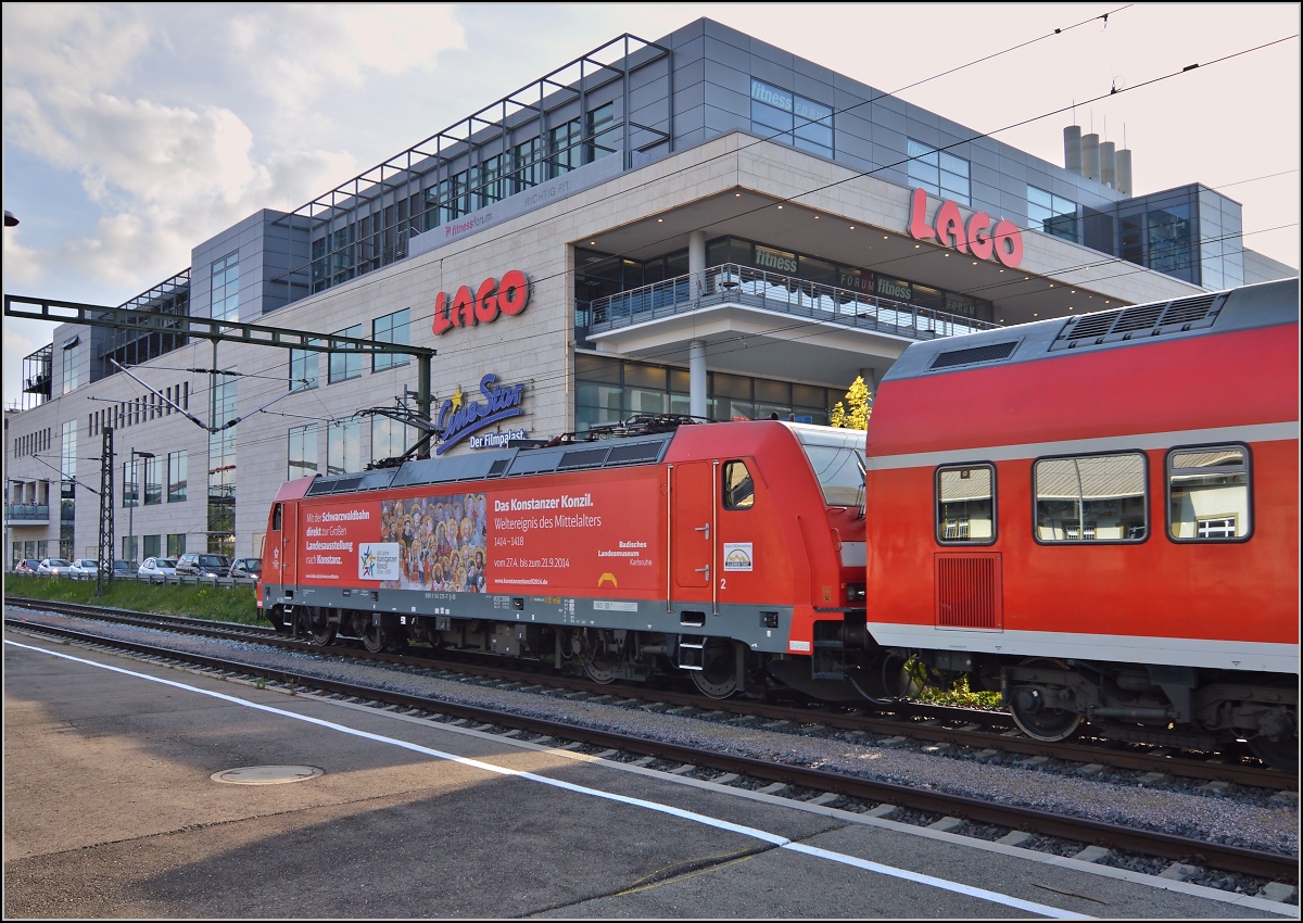 Bereitstellung des Sonderzuges mit der frisch beklebten 146 235-7 in Konstanz. Thema ist die Ausstellung des badischen Landesmuseums zum Konstanzer Konzil. 26. April 2014.
