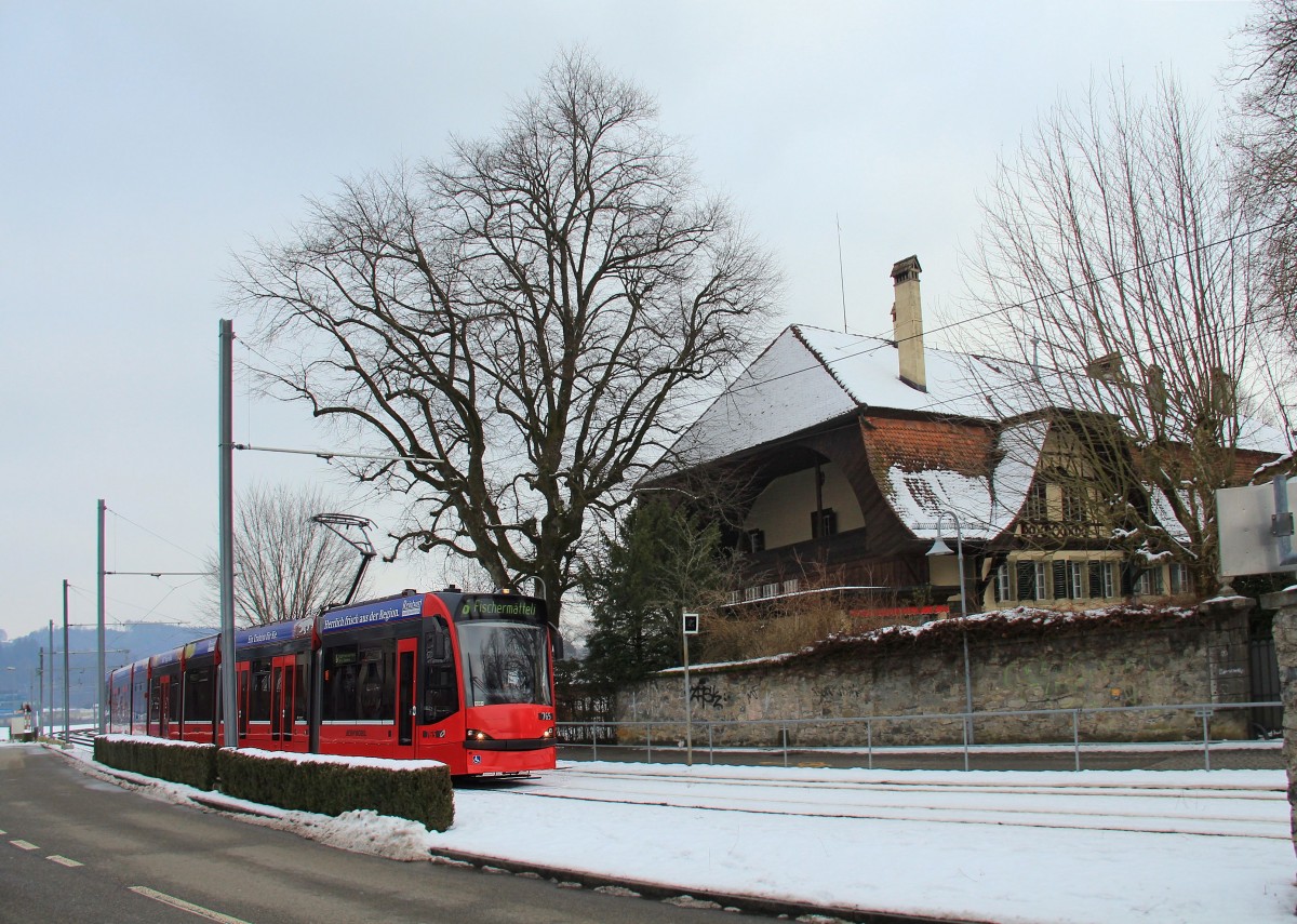 Berner Strassenbahnwagen 765 (Combino) auf der RBS (Regionalverkehr Bern-Solothurn) vor dem Geb�udekomplex des Schlosses Muri, 21.Januar 2016. 