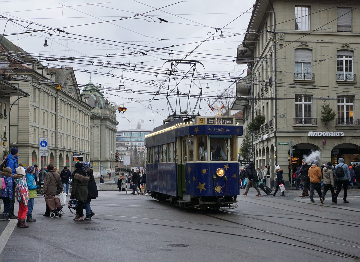 BERNMOBIL:
Mit dem Märlitram in Bern unterwegs am 16. Dezember 2017.
Foto: Walter Ruetsch
