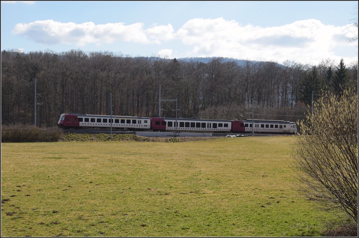 Besuch im Elsgau, heute bekannt als Ajoie.

Bei Alle ist RBDe 567 181 im TPC-Kleid für die CJ unterwegs. Februar 2022.