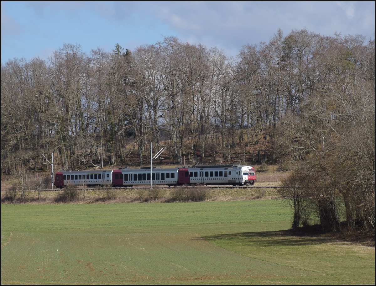 Besuch im Elsgau, heute bekannt als Ajoie.

Bei Alle ist RBDe 567 181 im TPC-Kleid für die CJ unterwegs. Februar 2022.