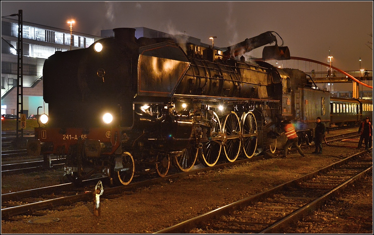 Besuch der Grande Dame 241-A-65 in Konstanz.

Bekohlung vom mitgeführten Güterwagen. Dezember 2015.