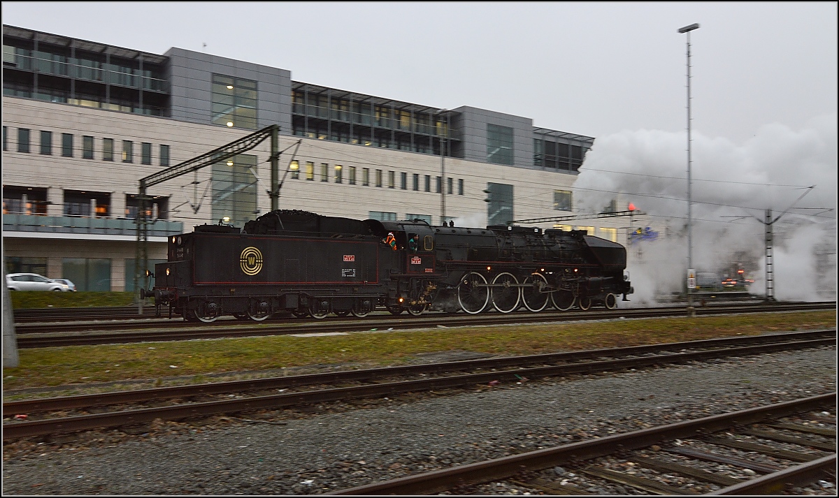 Besuch der Grande Dame 241-A-65 in Konstanz.

Umsetzen, um den Zug am Bahnsteig abzuholen, Rangierloks gibt es schon seit 20 Jahren keine mehr in Konstanz. Dezember 2015.