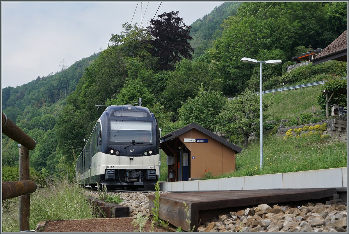 Bis zum Fahrplanwechsel im Dez. 2020 wendete etliche  Vorortszüge  von Montreux kommend in Sonzier, welches eigentlcih  nur  eine Haltestelle ist. Im Bild der CEV MVR ABe h 2/6 7504   VEVEY  bei der Ankunft in Sonzier.

Seit dem Fahrplanwechsel verkehren alle  Vorortszüge  bis Les Avants, aber nur noch im Stunden- und nicht mehr im Halbstundentakt, dafür halten die neu stündlichen Regionalzüge Montreux - Zweisimmen an den meisten Stationen. 

16. Mai 2020