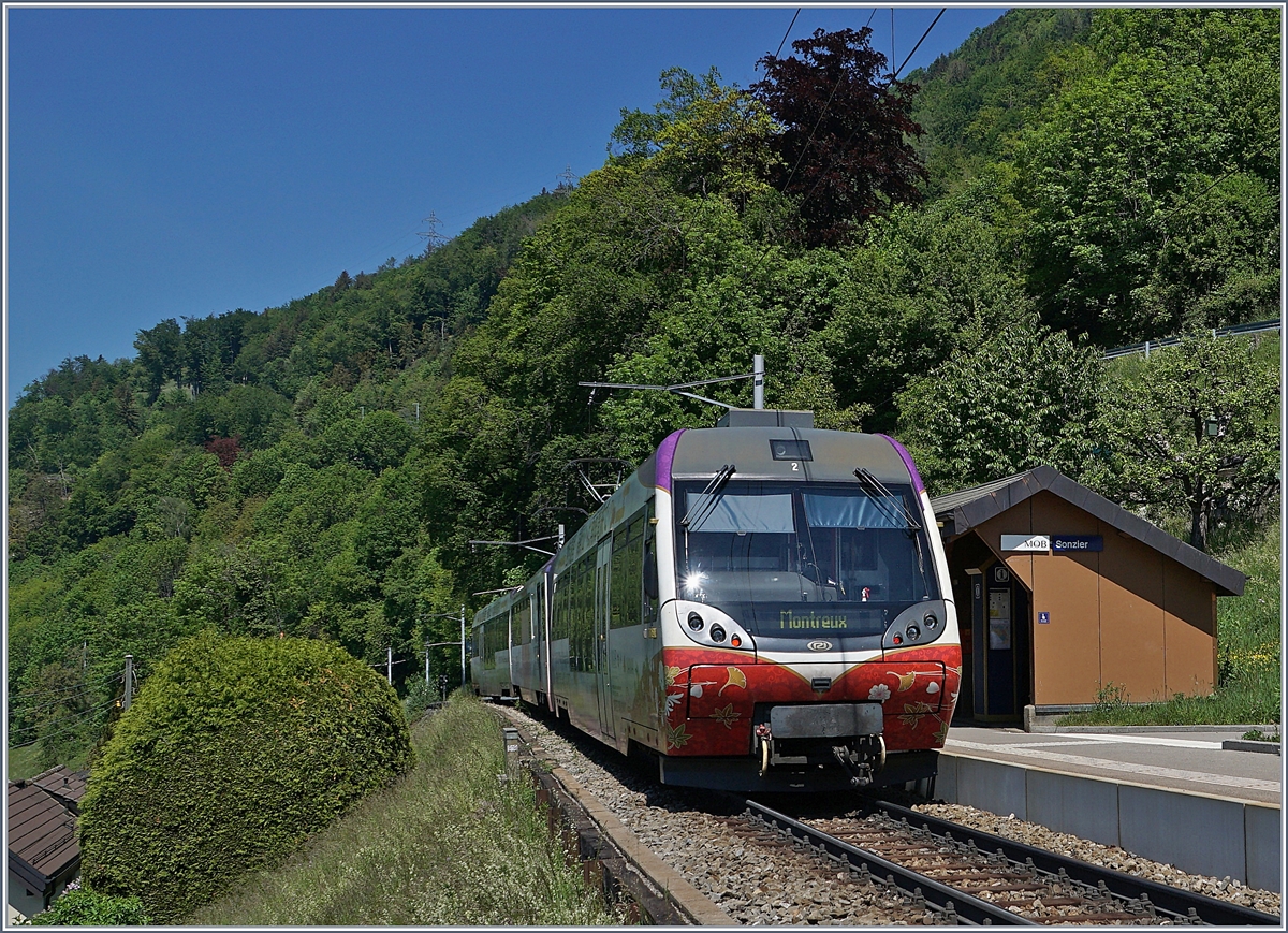  Bleiben Sie zuhause  - somit sankt das Passagieraufkommen in den Zügen drastisch. Im Verkehr Montreux Zweisimmen wurde zwar der Stundentakt beibehalten, doch ei Züge verkehrten  stark verkürzt oder mit andere Kompositionen, wie hier mit dem  Lenkerpendel , zu sehen bei Sonzier. 

7. Mai 2020