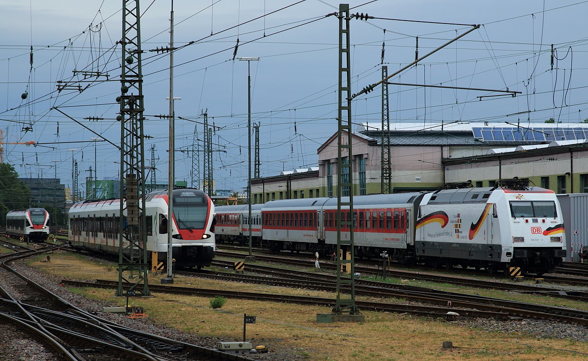 Blick auf die Abstellgleise im Badischen Bahnhof Basel am 26.07.2015: Neben zwei RABe 521 befindet sich dort auch die DB 101 027-1, die für diesjährigen Veranstaltungen zum Tag der Deutschen Einheit in Frankfurt/Main wirbt