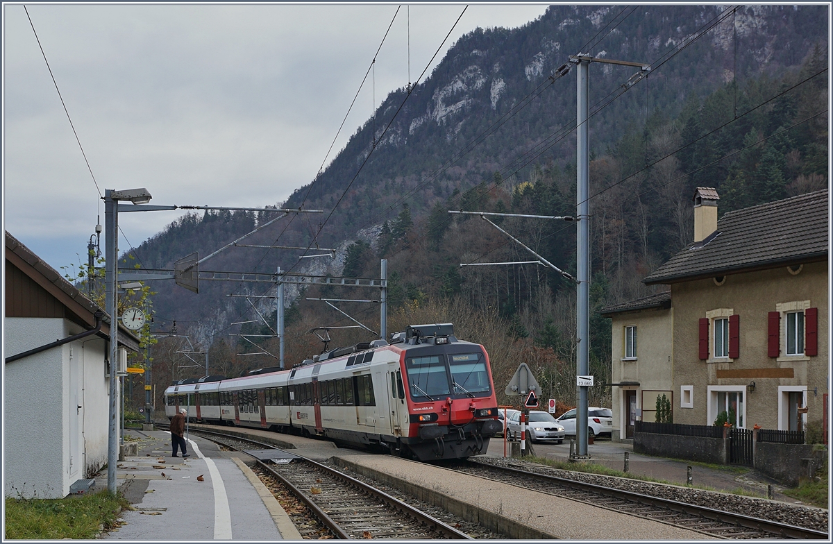 Blick auf die kleine Station Champ-du-Moulin und einen in Richtung Neuchâtel ausfahrenden Regionalzug. 

23. Nov. 2019