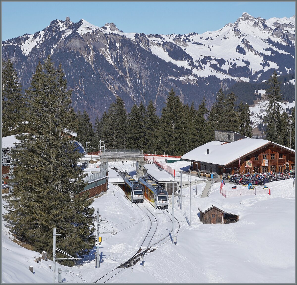 Blick auf den nun umgebauten Bahnhof von Winteregg. Die Bahnsteige und Bahnsteigzugänge wurden erneuter sowie ein kleines Abstellgleis abgebaut - dies sind die auf den ersten Blick erkennbaren Unterschiede. Auch in technischer Hinsicht dürfte wohl einiges investiert worden sein. Zudem wurde die Fahrleitungsspannung erhöht und (wiederum auf dem Bild zu sehen) die neuen Be 4/6 101 - 103 in Betreib genommen. 

18. Feb. 2025