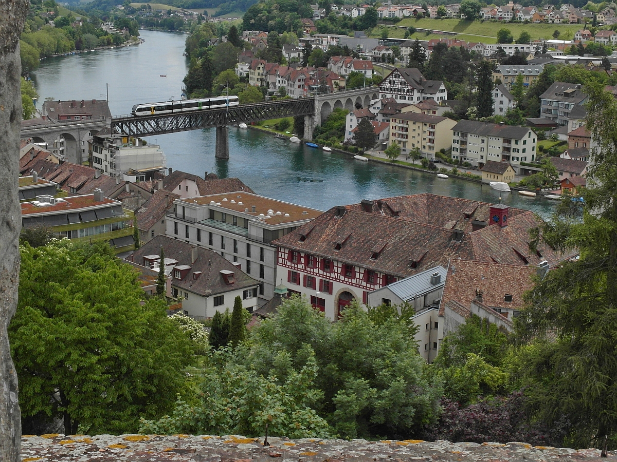 Blick von der Festungsanlage Munot in Schaffhausen auf S8 23856, die auf der Fahrt von Schaffhausen nach Nesslau-Neu St. Johann gerade den Rhein �berquert und in wenigen Augenblicken den ersten Halt, Feuerthalen erreichen wird (29.05.2014).