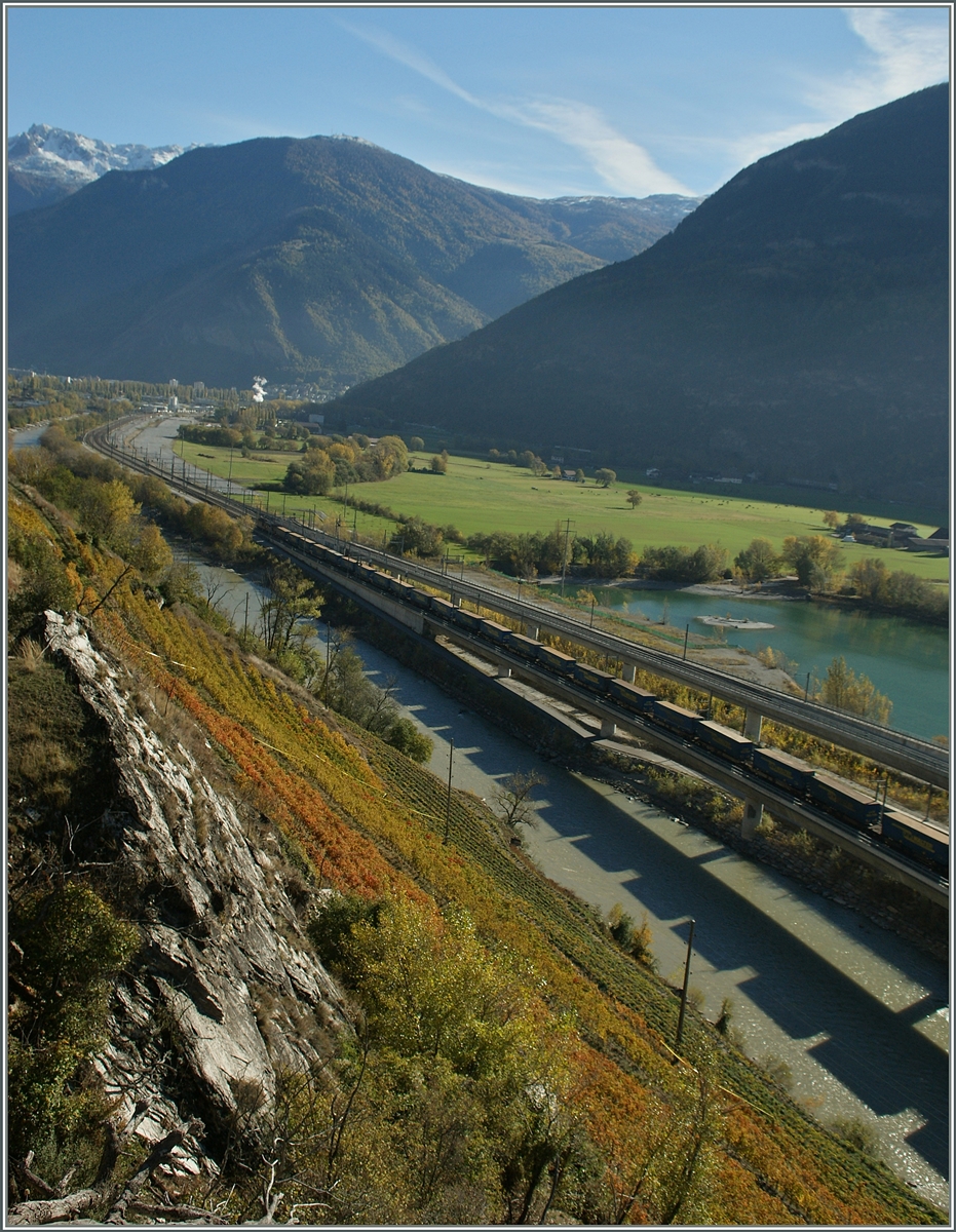 Blick Richtung Visp bei Grosseye, wo die strecke aus dem LBT mit der Simplonstrecke zusammen treffen. 

7. Nov. 2013
