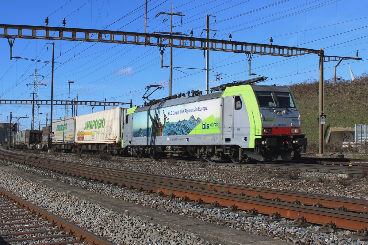 BLS 486 502 schleppt der Ambrogio-KLV durch Pratteln südwärts am 13 Februar 2024.