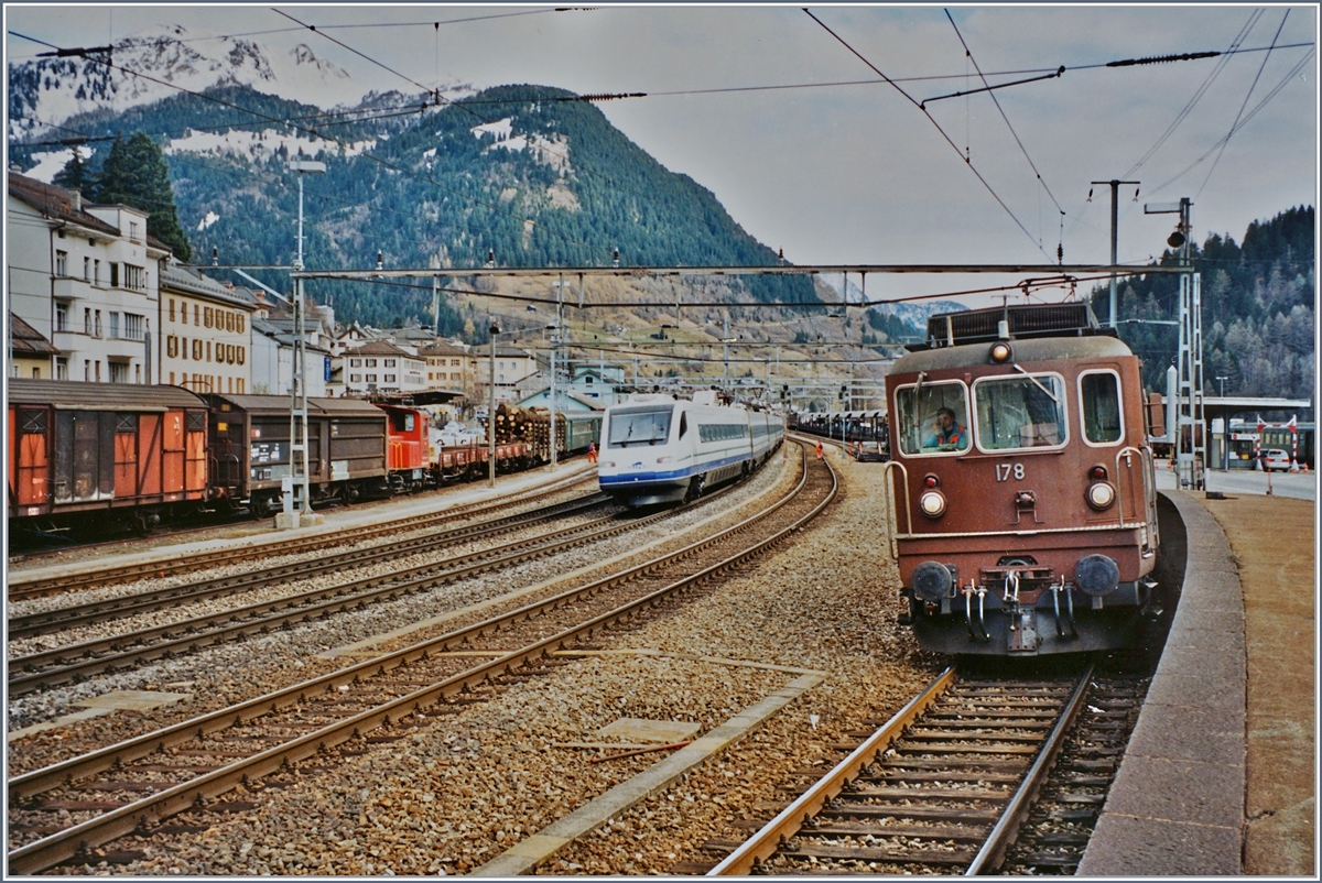 BLS Autoverlad Göschenen - Airolo. Lange Jahre, bis zu Eröffnung des Gotthard Strassentunnels 1981 betrieben die SBB einen Autoverlad durch den Gotthardtunnel. Als dann im Herbst 2001 nach einem Unfall den Strassentunnel für gut zwei Monate gesperrt werden musste, zog die BLS einen Autoverlad auf. 
BLS Re 4/4 178 mit ihrem Autozug Airolo - Göschenen und ein Durchfahrender CIS ETR 470 in Airolo 
Analogbilder vom 16. bzw. 21. November 2001 