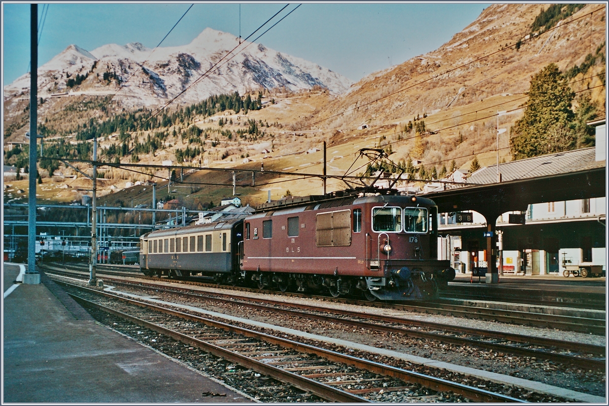 BLS Autoverlad Göschenen - Airolo. Lange Jahre, bis zu Eröffnung des Gotthard Strassentunnels 1981 betrieben die SBB einen Autoverlad durch den Gotthardtunnel. Als dann im Herbst 2001 nach einem Unfall den Strassentunnel für gut zwei Monate gesperrt werden musste, zog die BLS einen Autoverlad auf. 
Die BLS Re 4/4 178 mit eine Bt in Airolo. 
Analogbilder vom 16. bzw. 21. November 2001 