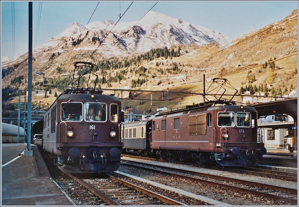 BLS Autoverlad Göschenen - Airolo. Lange Jahre, bis zu Eröffnung des Gotthard Strassentunnels 1981 betrieben die SBB einen Autoverlad durch den Gotthardtunnel. Als dann im Herbst 2001 nach einem Unfall den Strassentunnel für gut zwei Monate gesperrt werden musste, zog die BLS einen Autoverlad auf. 
BLS Re 4/4 161 und 178 in Airolo. 
Analogbilder vom 16. bzw. 21. November 2001 