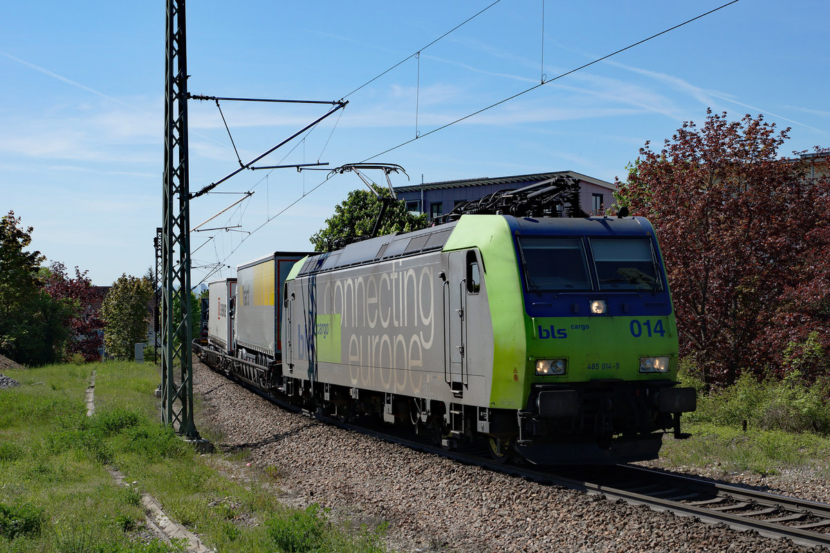 BLS CARCO LOKOMOTIVEN in Deutschland: Die Re 485 014-5 mit einer ROLA am Hacken in Richtung Norden unterwegs auf dem Verbindungsgeleise Güterbahnhof Weil am Rhein-Haltingen am 6. Mai 2016.
Foto: Walter Ruetsch