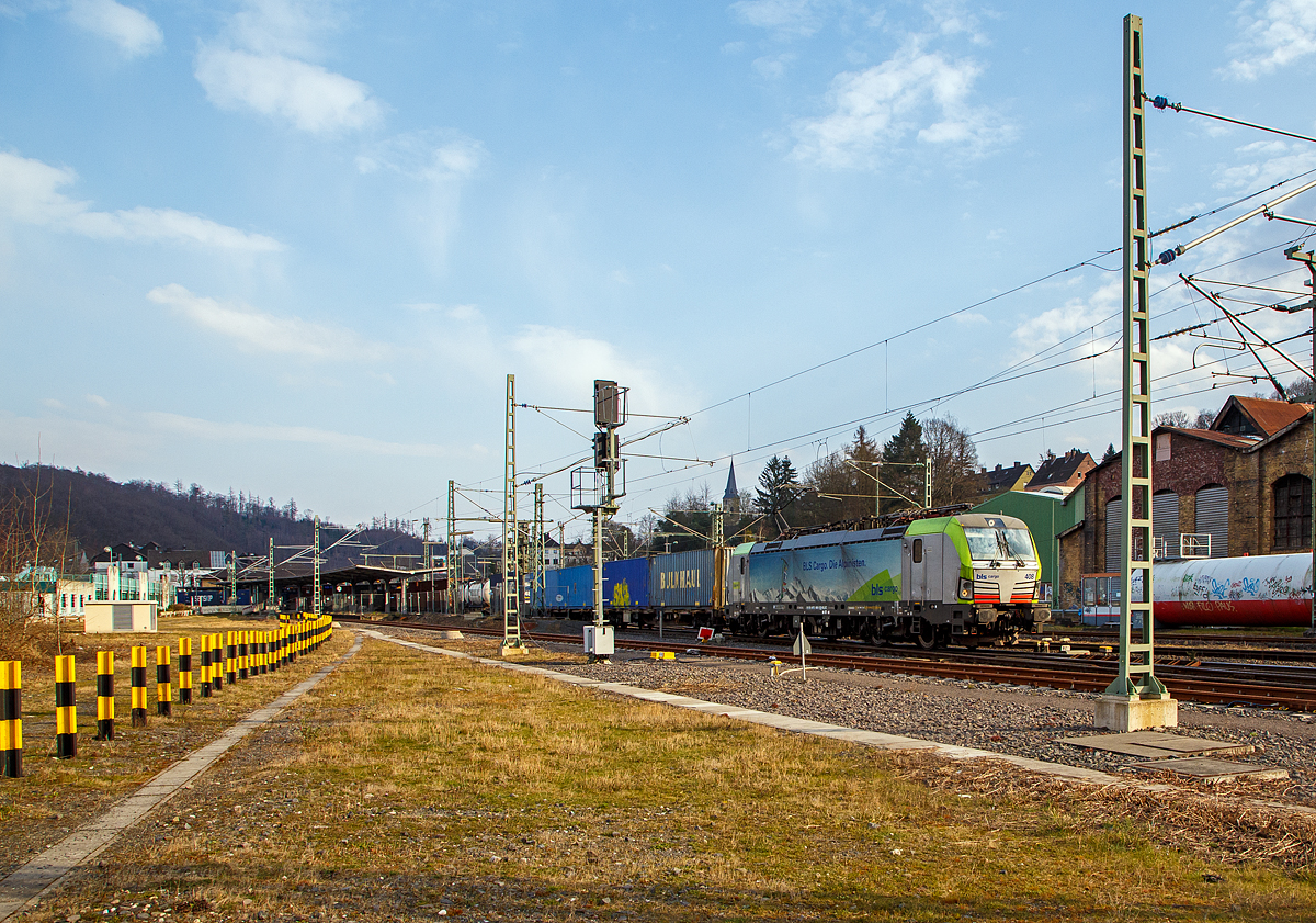 BLS Cargo, die Alpinisten.....
Die BLS Cargo 408 – Re 475 408-1 (91 85 4475 408-1 CH-BLSC) fährt am 20.03.2022 mit einem KLV-Zug durch Betzdorf/Sieg in Richtung Köln.

Die Siemens Vectron MS wurden von Siemens Mobilitiy in München-Allach unter der Fabriknummer 22069 gebaut, sie hat die Zulassungen für CH/ D/ A/ I / NL.