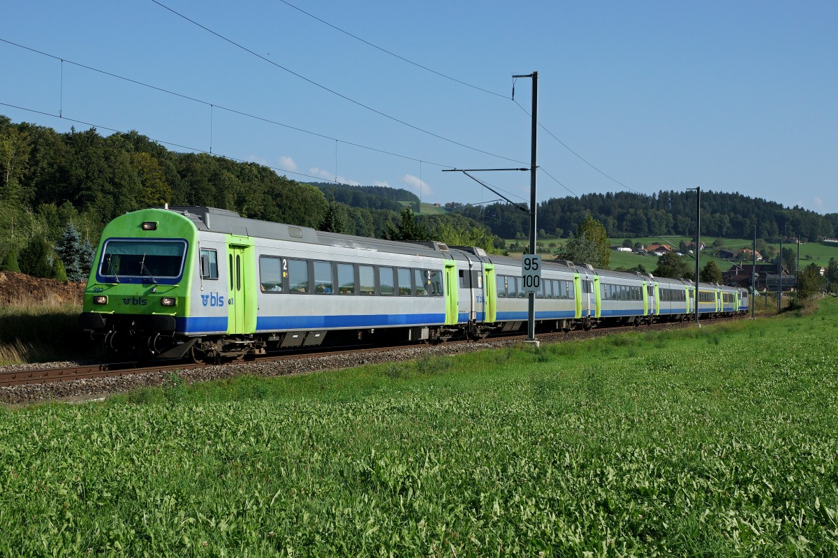BLS: EW III Pendel RE Luzern-Bern auf der Fahrt nach Bern bei Worb SBB am 31. August 2015. Ab dem Fahrplanwechsel 2015 werden diese Z�ge nicht mehr das Bild dieser Strecke pr�gen.
Foto: Walter Ruetsch