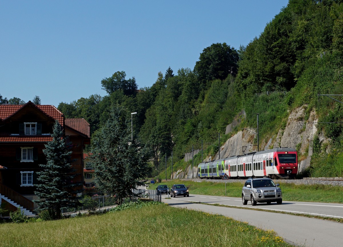 BLS: Individualverkehr und öffentlicher Verkehr nebeneinander. Die S-Bahnen (Doppeltraktion NINA) ab Langenthal und Langnau i.E. vereint bei Wertheinstein auf der Fahrt nach Luzern am 7. August 2015.
Foto: Walter Ruetsch