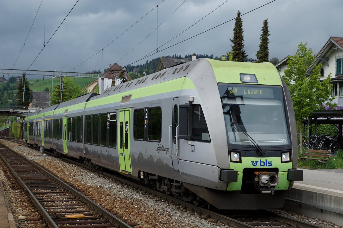 BLS: RE Bern-Luzern mit RABe 535  LÖTSCBERGER  bei der Einfahrt Langnau im Emmental am 14. Mai 2016.
Foto: Walter Ruetsch